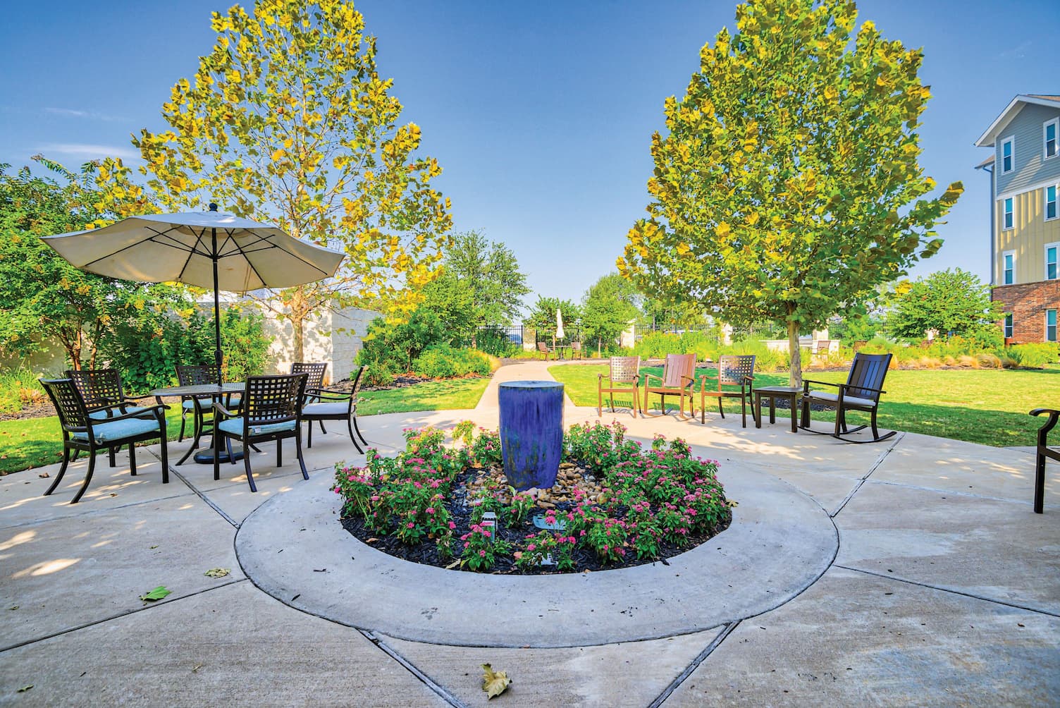 Lake Waco community courtyard with garden and benches